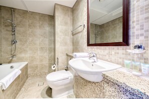 Badewanne, Haartrockner, Handtücher