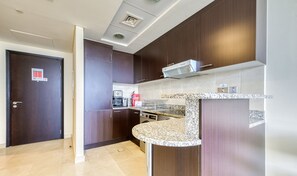 Kjøleskap, mikrobølgeovn, ovn og kokeplater