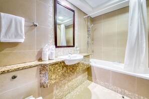 Baignoire, sèche-cheveux, serviettes fournies, savon