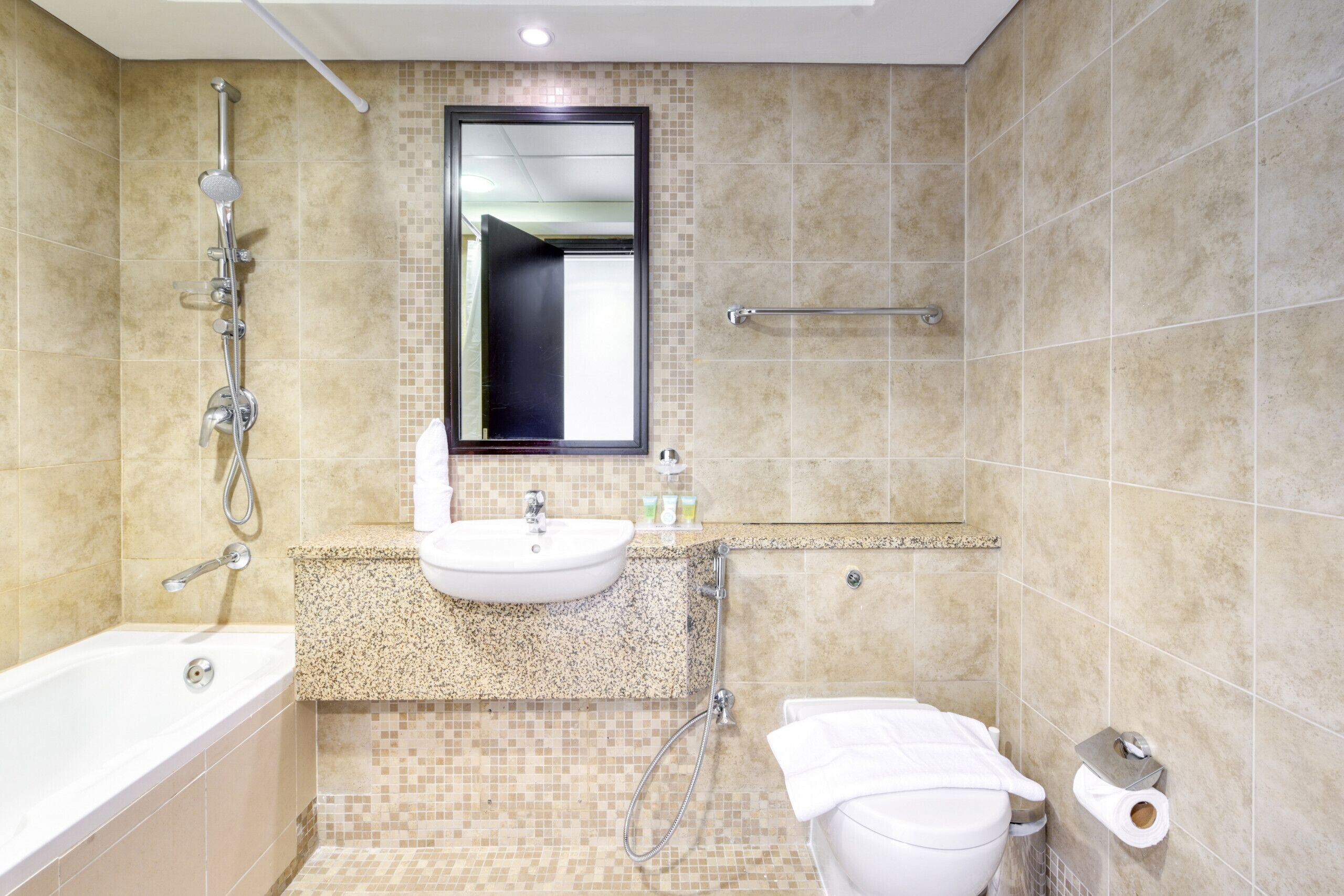 Un baño moderno con bañera, lavamanos e inodoro.