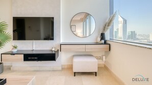 Un bagno moderno con uno specchio grande, un lavandino e una finestra vista città.