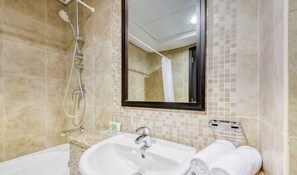 Badewanne, Haartrockner, Handtücher, Seife
