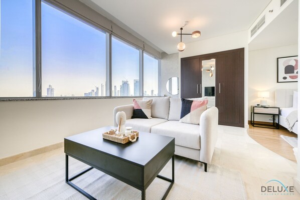 Caja de seguridad en la habitación y tabla de planchar con plancha 