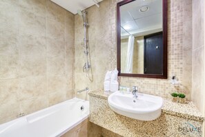 Baignoire, séchoir à cheveux, serviettes fournies