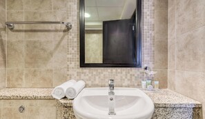 Badewanne, Haartrockner, Handtücher, Seife