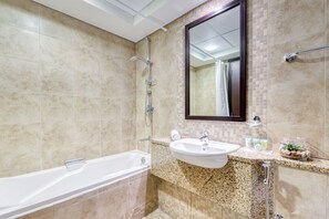 Badewanne, Haartrockner, Handtücher