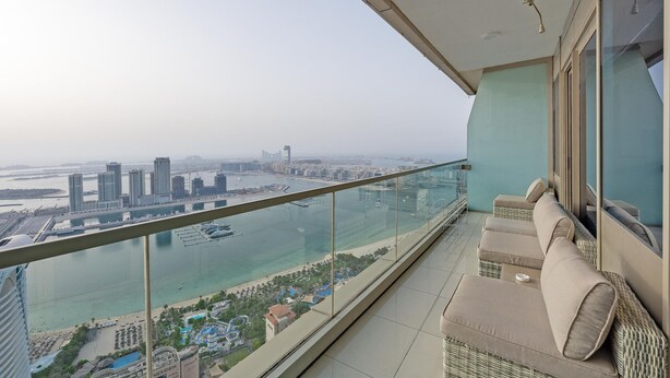 A balcony with a view of a cityscape and water. - Scenic 1BR at Ocean Heights Dubai Marina by Deluxe Holiday Homes (Dubai)