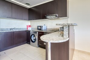 Kühlschrank, Mikrowelle, Ofen, Wasserkocher