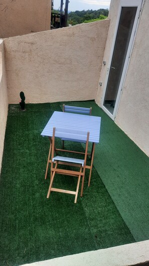 Outdoor dining - The mistral in Auvergne (Montaigut-le-Blanc)