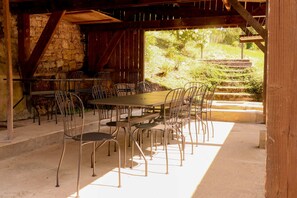 Outdoor dining - Le clos Charmarin, between city center and countryside (Besançon)