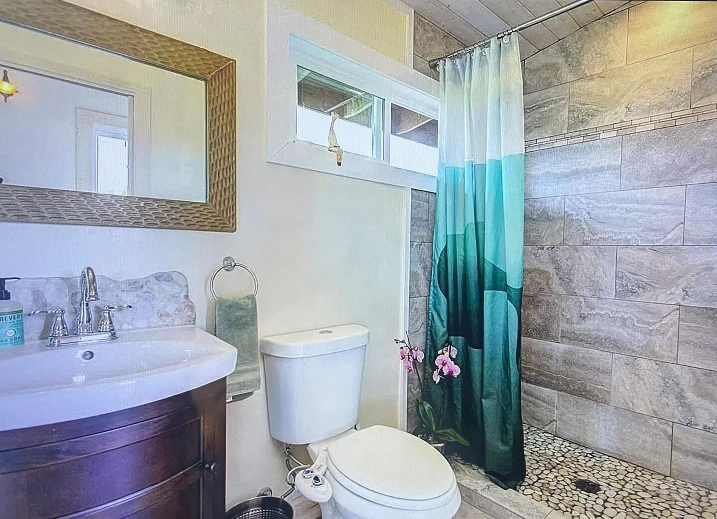 Private, quiet, ocean view home. 5 minutes from the beach!