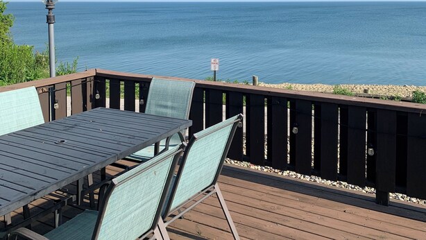 Outdoor dining - Lakeview Ashtabula, OH - 5 min to GOTL - Deck - King - Wineries - Lake Erie  (Ashtabula)