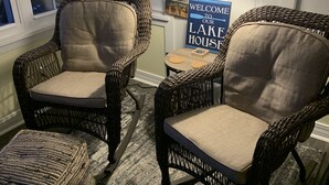 Two wicker chairs with cushions, a small round table, a lamp, and a welcome sign. - Lakeview Ashtabula, OH - 5 min to GOTL - Deck - King - Wineries - Lake Erie  (Ashtabula)