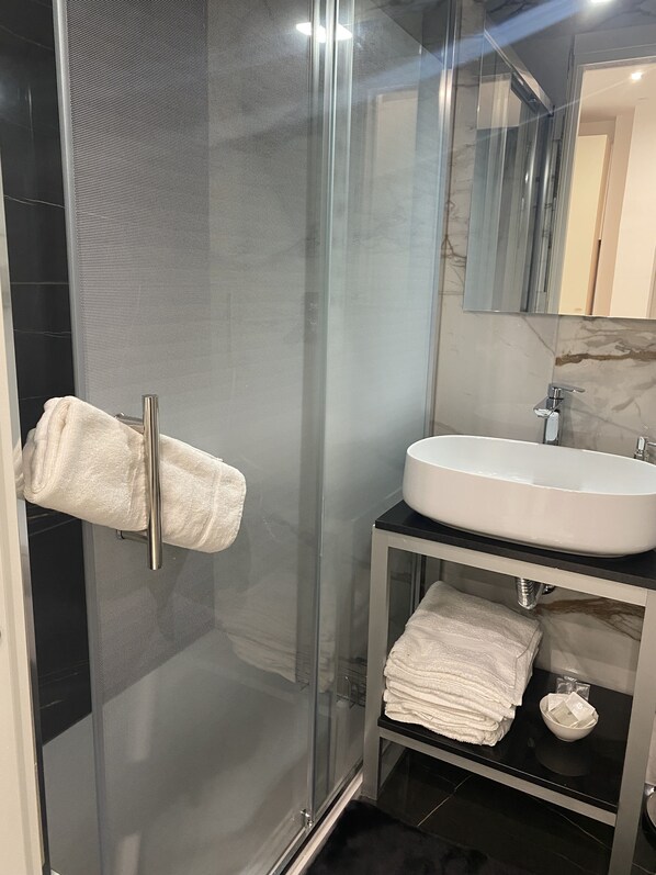 Standard Room | Bathroom | Hair dryer, bidet, soap, shampoo - Terrazza Annunziata (Naples)