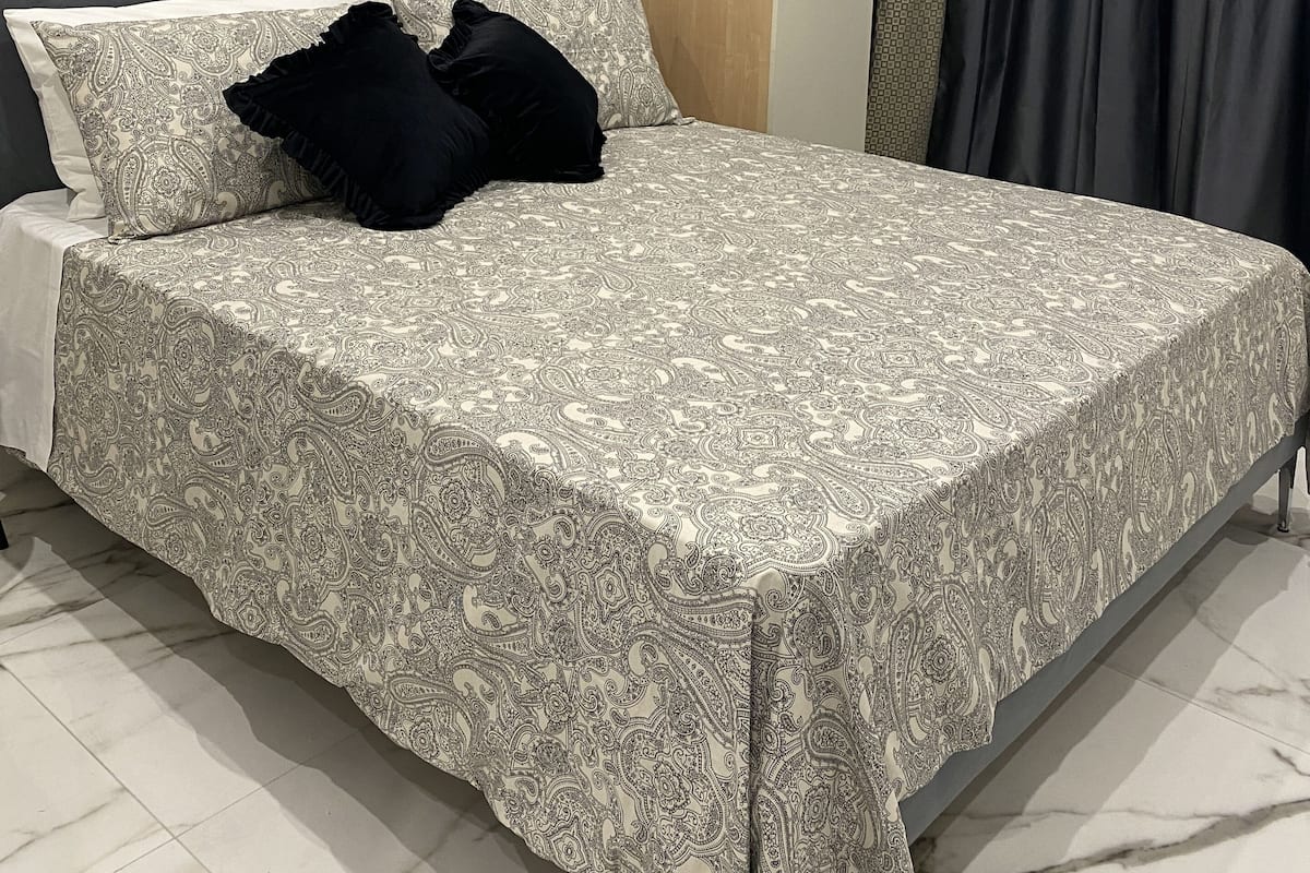 Deluxe Room | 1 bedroom, blackout drapes, free WiFi, bed sheets