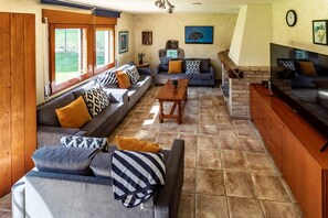 Télévision, cheminée