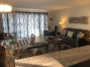 TV - Beautiful Poolside Condo Located on Lake Hamilton (Lake Hamilton)