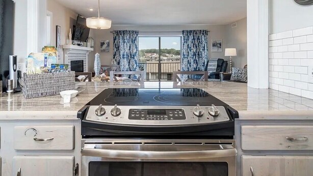 Private kitchen - Beautiful Poolside Condo Located on Lake Hamilton (Hot Springs)