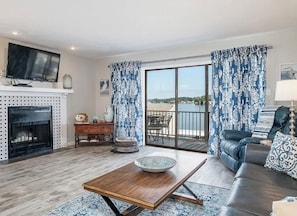 TV - Beautiful Poolside Condo Located on Lake Hamilton (Hot Springs)