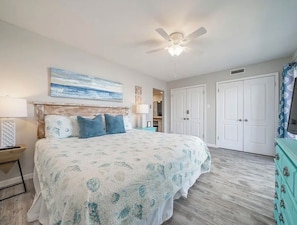2 bedrooms, iron/ironing board, bed sheets - Beautiful Poolside Condo Located on Lake Hamilton (Hot Springs)