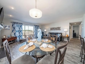 TV - Beautiful Poolside Condo Located on Lake Hamilton (Hot Springs)