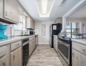Private kitchen - Beautiful Poolside Condo Located on Lake Hamilton (Hot Springs)