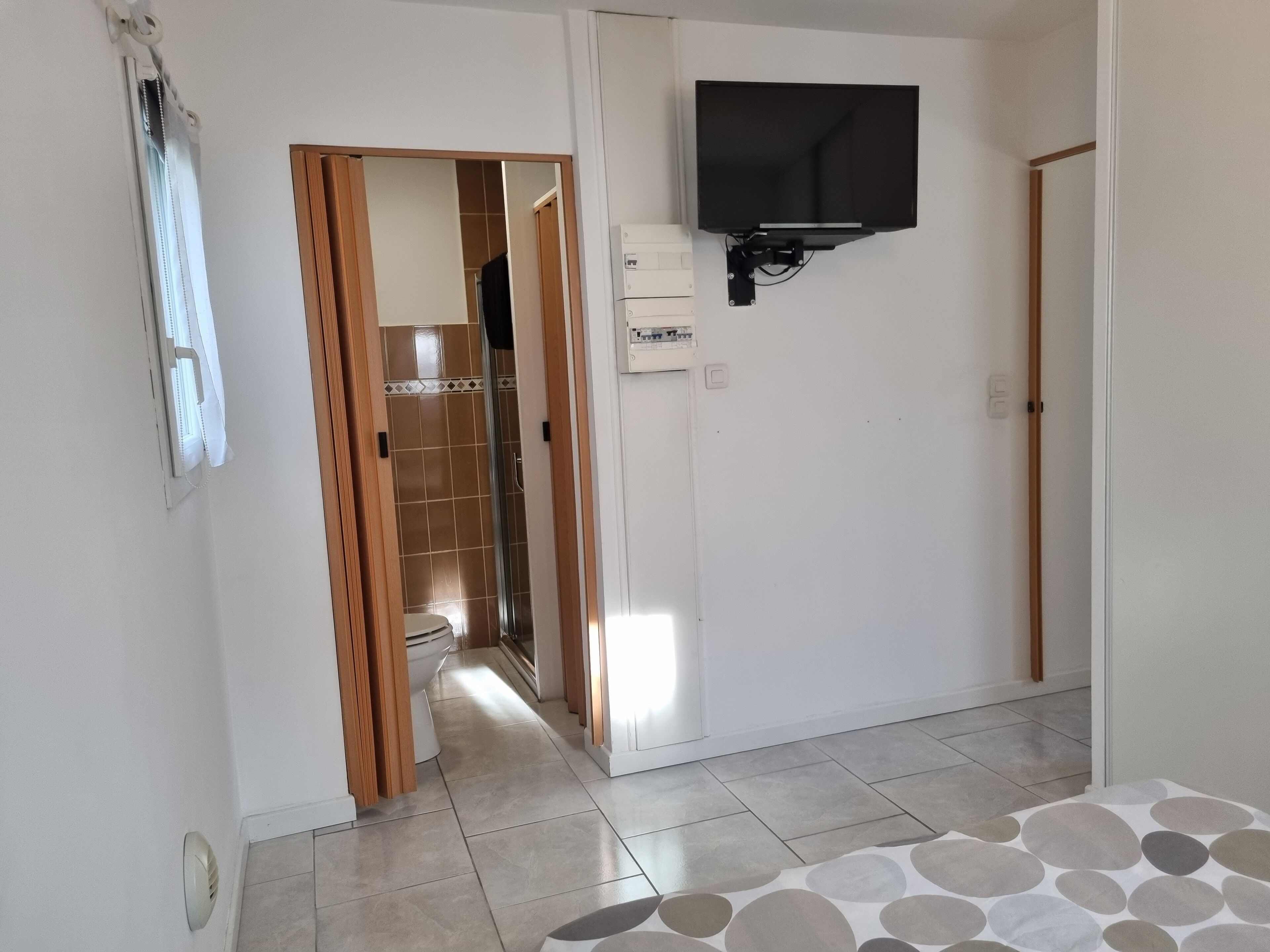 Studio with terrace in Carros near the sea and the mountains.