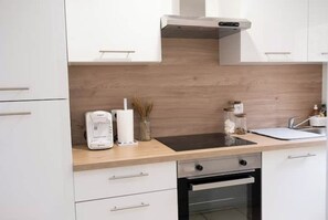 Kjøleskap, mikrobølgeovn, ovn og kokeplater