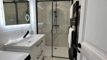 Een douche, een haardroger, handdoeken, zeep