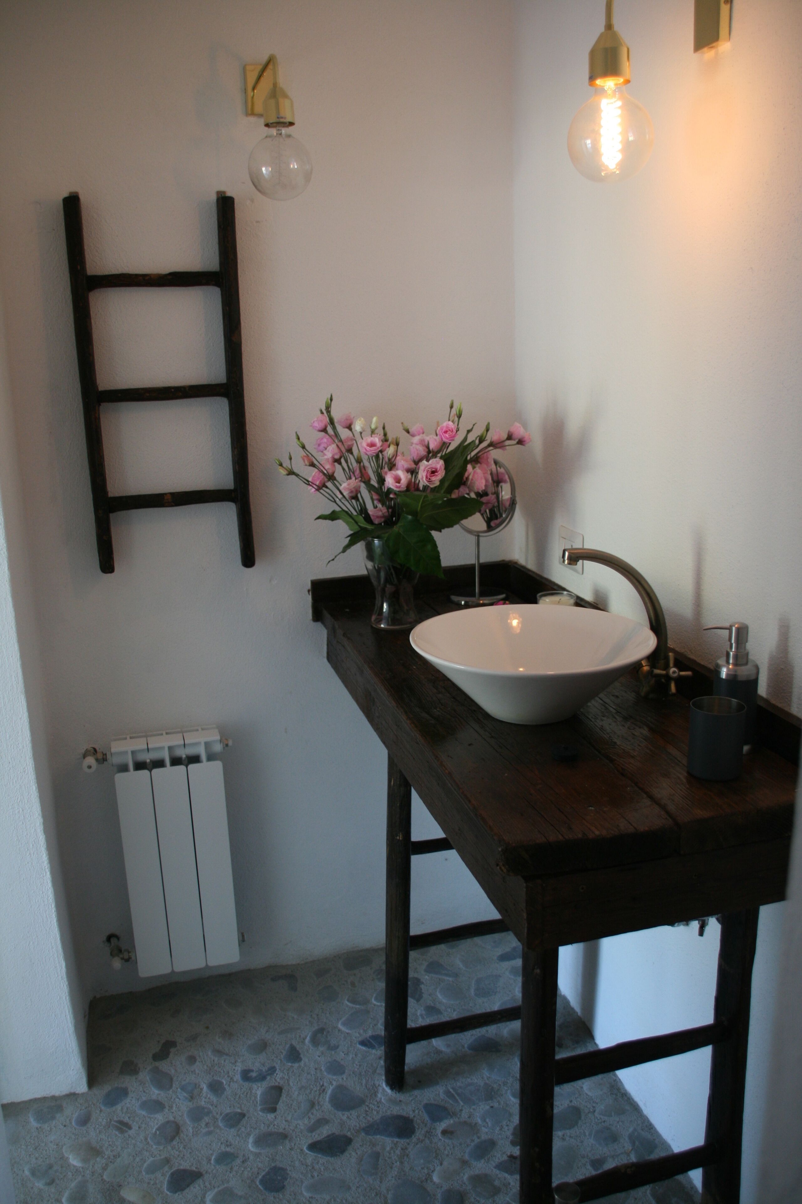 Cosy old country home. Sleeps 8 in 3 bedrooms and a sofabed and four bathrooms. 