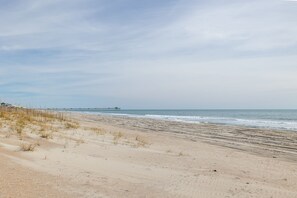 Sun-loungers, beach towels - Carolina House - Steps to Beach, Fantastic Location!  Walk to All Attractions (Emerald Isle)
