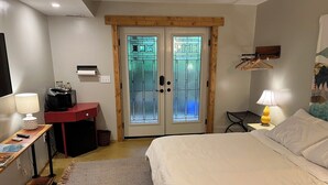 1 bedroom, iron/ironing board, WiFi, bed sheets - Private apartment in a quiet neighborhood with lots of trees and privacy. (Weaverville)