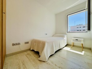 2 bedrooms, internet, bed sheets