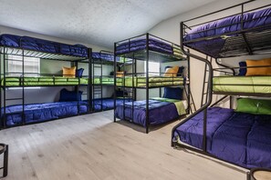 3 chambres, bureau, Wi-Fi gratuit, draps fournis