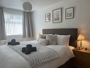 2 bedrooms, iron/ironing board, WiFi, bed sheets