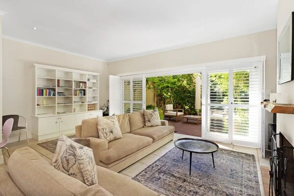 Téléviseur, foyer, livres