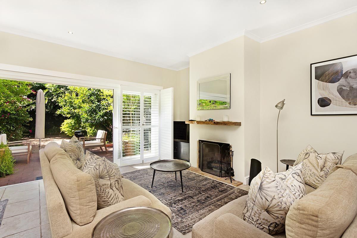 Télévision, cheminée, livres