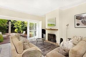 Téléviseur, foyer, livres