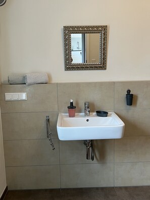 Shower, hair dryer, towels, soap - Modern vacation apartment with feel-good terrace in Beerfelden (Oberzent)