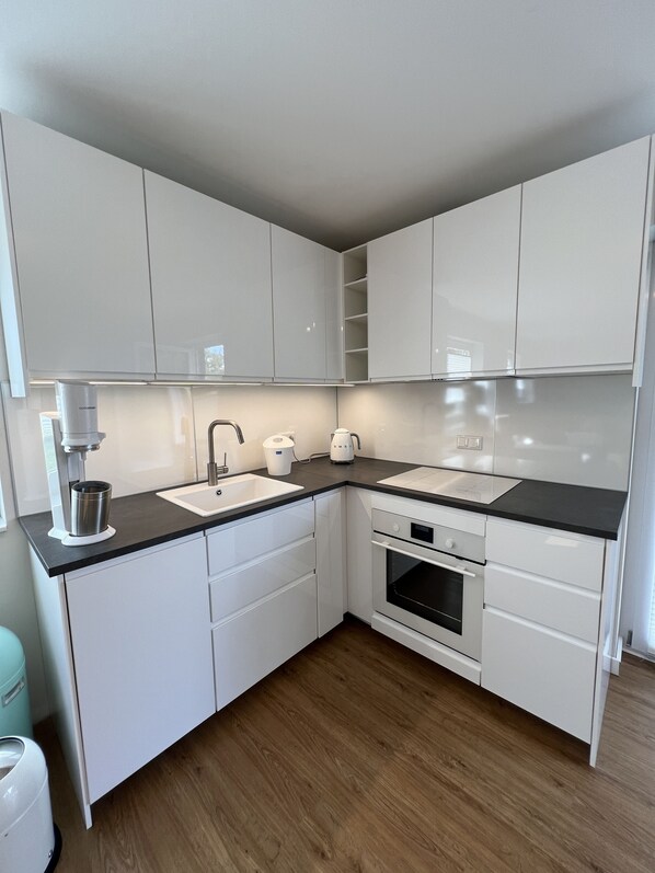 Fridge, oven, stovetop, dishwasher