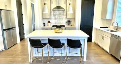 8BR Southend - Walk to Everything - Sleeps 20