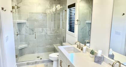 8BR Southend - Walk to Everything - Sleeps 20