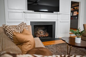 TV connectée, cheminée, jeux vidéo, livres
