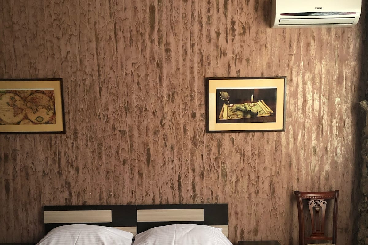 Economy Twin Room | Desk, WiFi (free), bed sheets