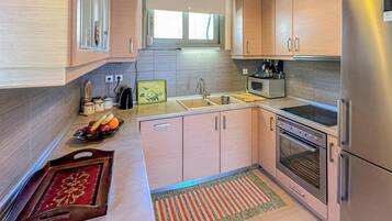 Een koelkast, een kookplaat, een vaatwasser