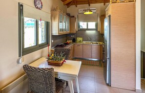 Réfrigérateur, micro-ondes, plaque de cuisson, lave-vaisselle