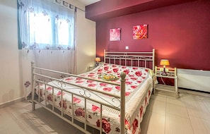 4 bedrooms, WiFi, bed sheets - Nice home in Xiropigado with WiFi (Xiropigado)