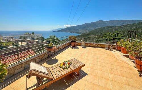 Nice home in Xiropigado with WiFi