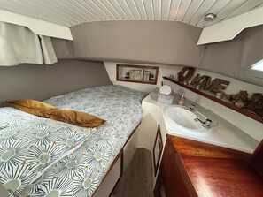 1 bedroom, bed sheets
