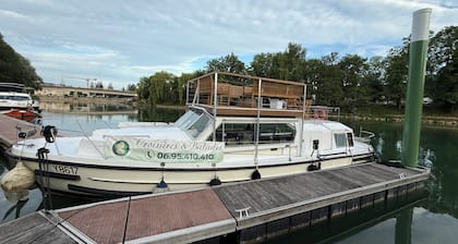  Unusual overnight stay aboard Le Viking - Disconnecting on the Marne River